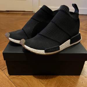 Adidas NMD City Socks i storlek 42. Svåra att få tag på. Liten fläck på ovansidan på vänster sko (bild 4). Utöver det i bra skick.