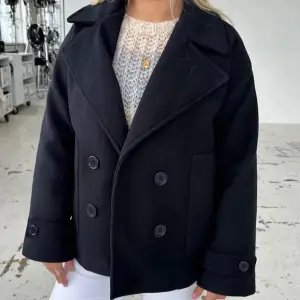 Säljer en asss snygg design by si kappa i modellen Ginalli Coat i färgen Dark navy!!🌑Den köptes förra året för ca 800kr och är nopprig, skriv för fler bilder. Det är en lånad bild där hon bär stl M/L.  