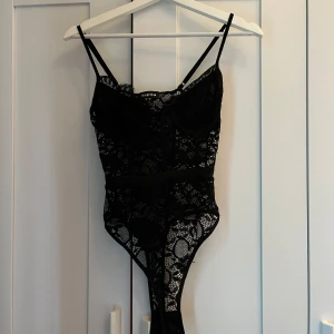 Svart spets body - Svart spets body från NaaNaa, storlek 34 Bra skick trots använd