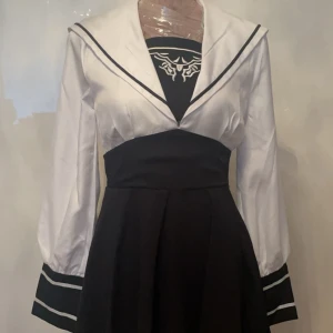 2B school outfit cosplay - Helt ny. Aldrig använd. Inkluderar inte peruk. Storlek S. Kan även mötas upp på comicon stockholm. Originalpris: 959kr