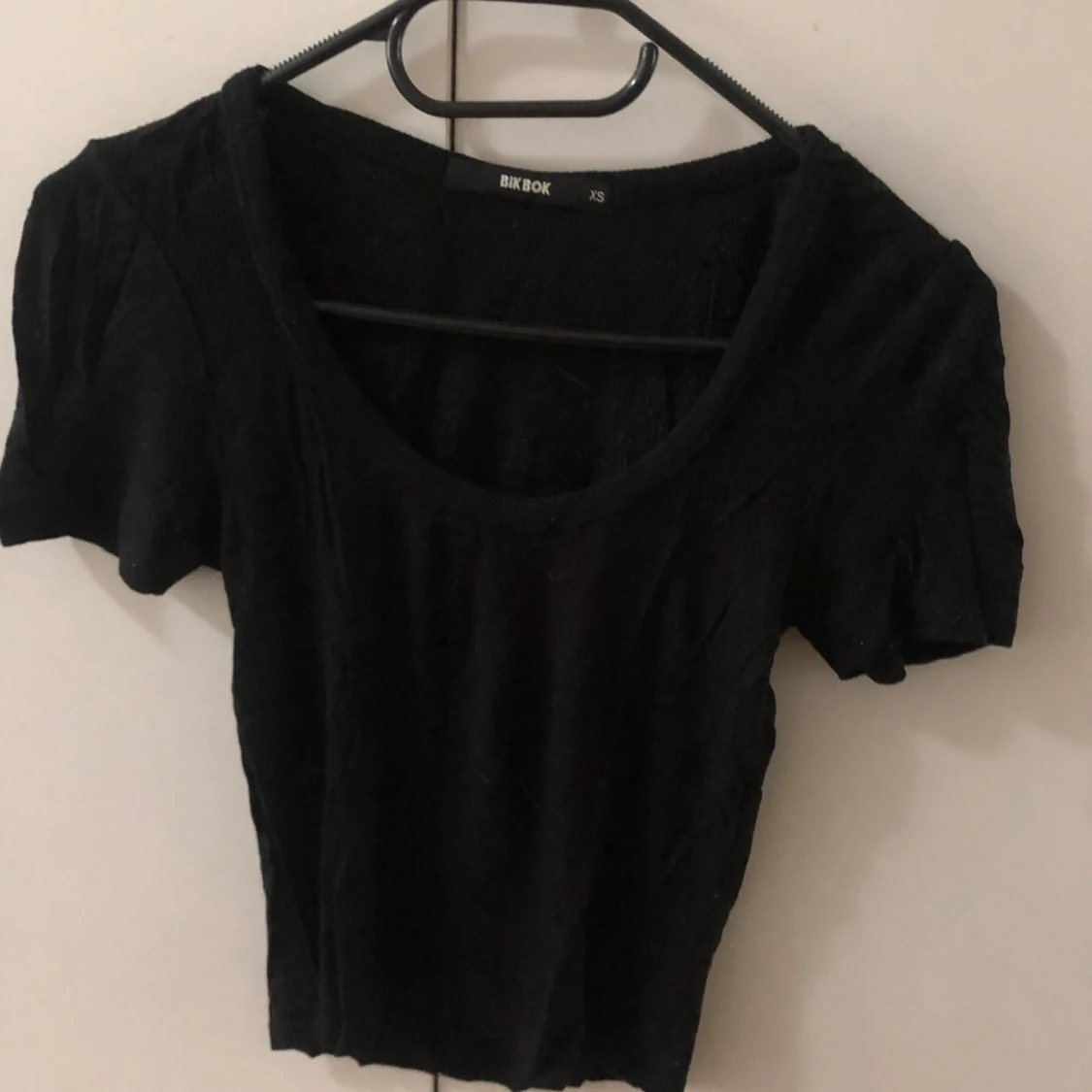 Svart croppad topp från Bik Bok - 91