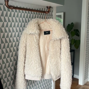 Höstjacka 🍂 - Fin varm fluffig teddyjacka! Säljer pg.a att den inte används💕 Storlek S från Bikbok, köpt för 600kr använd 2 ggr