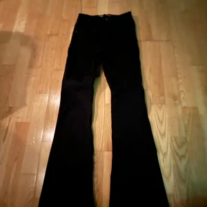 Svarta jeans - Jätte fina svarta flard jeans,ser ut som ny skick!