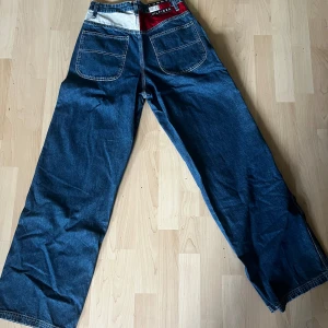 Tommy hilfiger jeans - Säljer mina Tommy Jeans då dem inte passar mig längre. Dem är i väldigt bra skick och har använts sparsamt