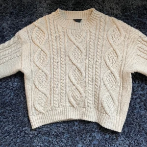 stickad tröja - fin vit stickad tröja från lindex som jag säljer då den inte kommit till användning på länge💕