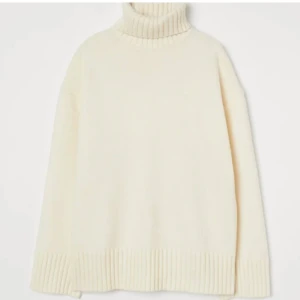 Stickad tröja med hög krage  - Säljer dennna snygga slutsålda tröjan ❤️Mycket fint skick! 