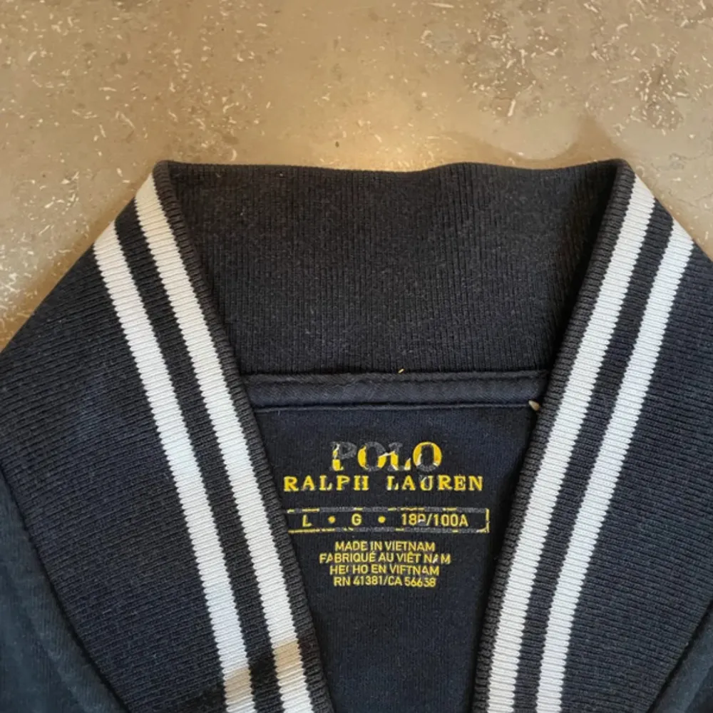 ralph lauren zip up, bra kondition storlek L, köp inte direkt, skriv först.. Hoodies.