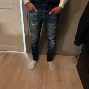 Säljer dessa riktigt snygga jeans ifrån Tiger of Sweden i slim modell. Modellen heter evolve och är i storlek 29/32. Jeansen är i bra skicka och har inga tydliga tecken på användning. 