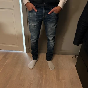 Tiger of Sweden jeans slim  - Säljer dessa riktigt snygga jeans ifrån Tiger of Sweden i slim modell. Modellen heter evolve och är i storlek 29/32. Jeansen är i bra skicka och har inga tydliga tecken på användning. 