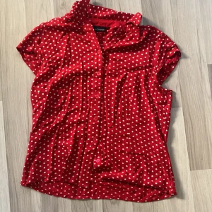 Röd prickig kortärmad tröja  - En tröja som jag inte längre vill ha kvar, den är använd en gång och är i ett bra skick. Inget trasigt eller nått. (Tröjan är tvättad innan försäljning)