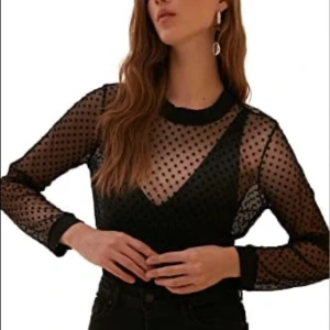 Prickig mesh tröja från Na-kd - Storlek XS men passar också som S. Använd två gånger. Inga hål/defekter🖤