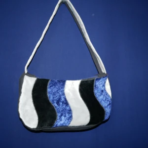 NUMB - bag "Helium"  - Blandade material - 100% återbruk Storlek: ca 26x13cm Band: ca 45cm  Effekt: man blir fett cool