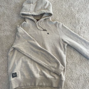 Morris hoodie - Säljer nu denna riktigt feta Morris Hoodien i färgen begie!  Pris kan diskuteras🍾. Hör av er vid frågor/funderingar! 