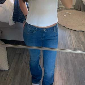 Säljer mina jeans från only därav att jag råkade köpa fel storlek och glömt skicka tillbaka. Sick helt nya aldrig använda. Köpta för 449kr säljer för 300kr pris kan även diskuteras. Har ni några frågor så är det bara att skriva!💕