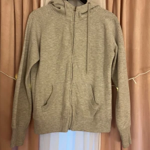 Kofta - En jätte fin och jätte skön kofta ifrån Cubus. Koftan är i jätte bra skick och den har använts några gånger bara. 