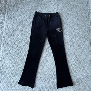 Juicy Couture - Säljer mina svarta juicy couture byxor endast använda ett fåtal gånger fint nytt skick!❤️