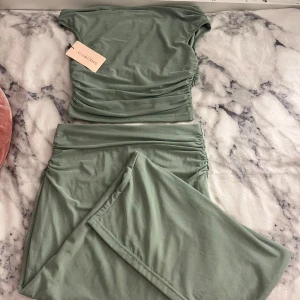 Set - Ett jätte snyggt sett ifrån shein. Settet är aldrig använt tidigare. Det är jätte skönt och luftigt material. Färgen i verkligheten är ljusare och mycket finare, vid intresse kan jag skicka fler bilder. 