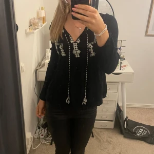 Svart blus - Svart blus från amisu i storlek M. Bra skick, bara använt några få gånger!