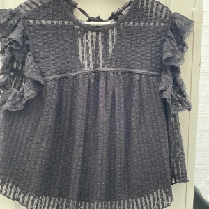 Jättefin blus - Säljer för jag rensar kläder och den är knappt använd