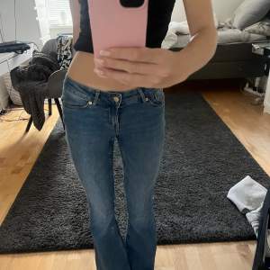 Säljer ett par snygga blå bootcut jeans. De är lågmidjade och modellen är 1,61cm lång. Storleken i byxorna står xs/30. Pris kan diskuteras 