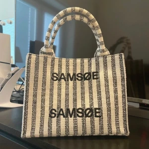 Samsøe Tote Bag - Använd fåtal gånger men har fått fläckar som jag ej vet går bort, men annars i jätte bra skick! Nypris 1500kr