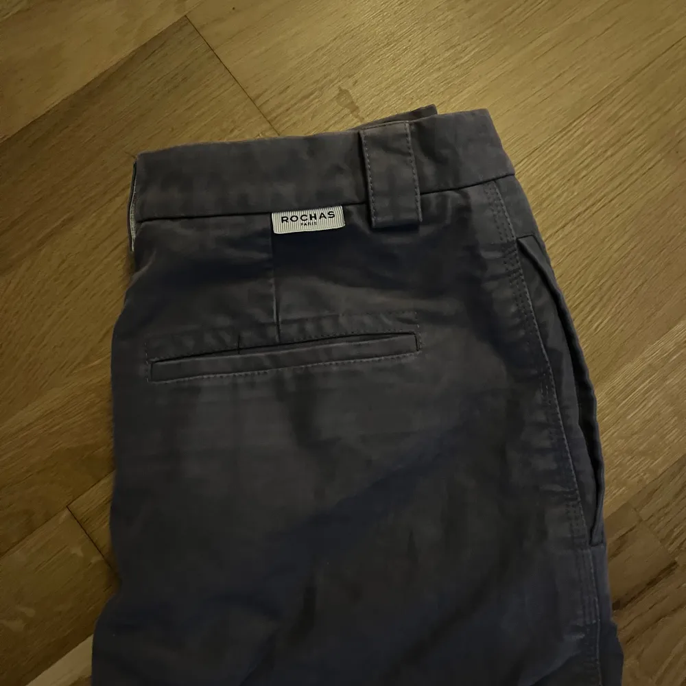 Gråa chinos från rochas paris i strlk 46 men skulle ej påstå att de passar 46 utan mer 40/42💞beroende på vilken passform man söker, bra skick. Jeans & Byxor.