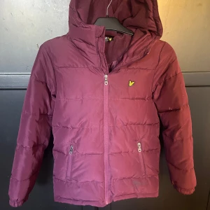 Lyle & Scott Vinterjacka 10-11 år nyskick - Lyle & Scott Vinterjacka. 10-11 år. Nyskick. 