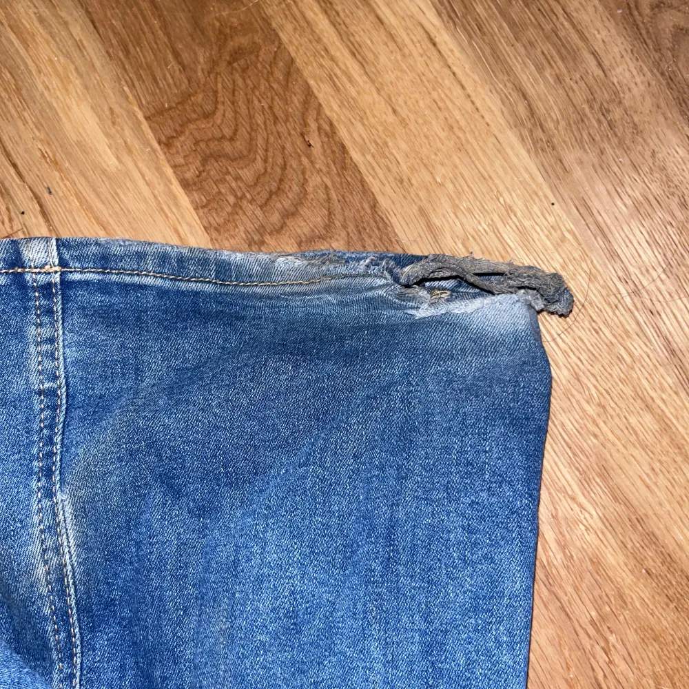 Super snygga blåa bootcut jeans från Ginatricot i storlek 34. Som du kan se på bild 3 är dem lite slitna vid benen men det syns knappt! Skriv om du har frågor eller för fler bilder.🩷. Jeans & Byxor.