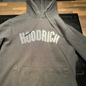 Hoodrich hoodie - Litet hål på vänster armbåge Köpt för 500 på hoodrich hemsida