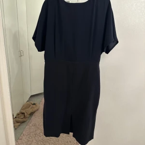 Klänning - Marinblå klänning Strl L Oanvänd