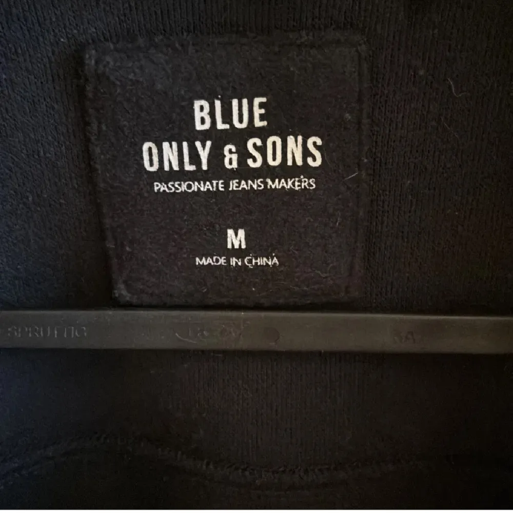 Säljer en snygg mörkblå overshirt från Only & Sons i storlek M. Perfekt för höst, vår och vinterdagar, och den är i super skick. . Jackor.