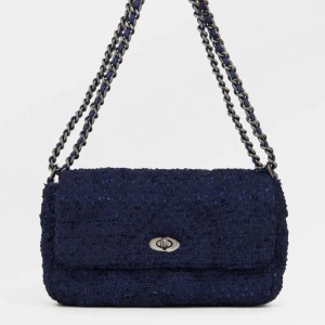 Väska - Säljer min fina väska då blå inte är en färg som jag passar i. Fint skick, rymlig och praktisk väska. Pris är diskuterbart.