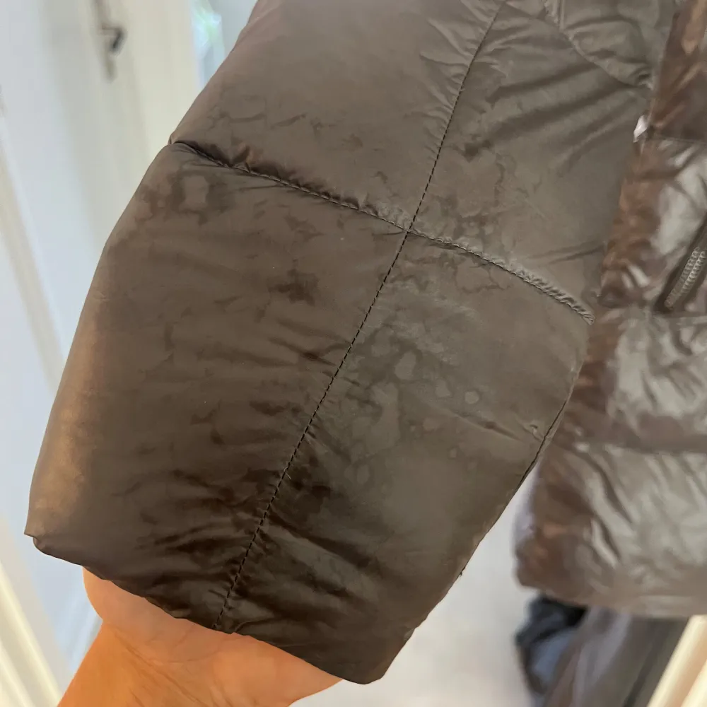 Väldigt fin grå/silvrig jacka. Medellång passform. Har fläckar på sig som blivit av regn. Går säkert att tvätta bort. Väldigt varm. . Takit.