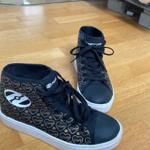 Heelys skor - Jag säljer mina heelys pågrund av att de är för små. Det ingår 2 plattor om man inte skulle vilja ha hjul, de är bara att byta de med hjälp av kroken. De är i bra skick bara lite slitna under ena skon för att jag bromsat med den skon. Köpta för 1000.