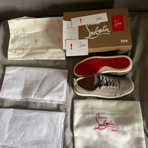 Christian Louboutin Paris  - Jag säljer mina Louboutins nu till hösten. Dom är i grå mocka och storlek 43. Haft dom ett tag men inte andvönda så mycket, skriv för mer frågor o bilder ( kvitto och sånt medföljer såklart)