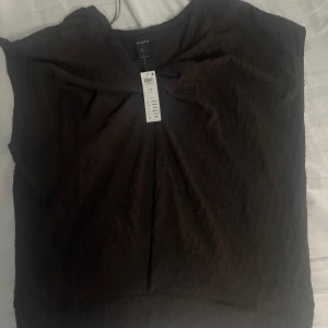 Lindex tröja - En brun Lindex tröja/blus med ett litet v vid nacken aldrig använt, ge också hjärna förslag för priset