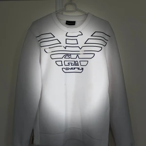 Armani tröja  - Giorgio Armani tröja lite sliten vid märket men riktigt skönt till ett billigt pris, priset kan diskuteras.