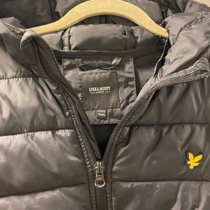 Lyle & Scott jacka - Lite använd jacka men i nyskick, väldigt fin till hösten och vintern, säljer för att den inte längre passar mig. Priset går att diskuteras vid snabb affär!😁
