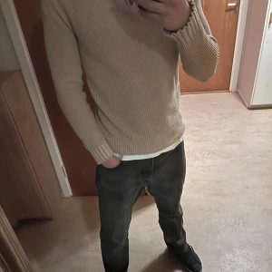 Halv zip biege  - Hej! Jag säljer min biegea halvzip tröja från Dressman köpt för 1199kr, den är i ny skick och har knappast använt den maximalt 2-4 gånger. Skick 9,5/10. Skriv för mer info