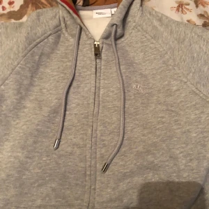 Burberry zip hoodie inte äkta - Passar för både killar och tjejer, använd 1 gång, bra material, pris kan diskuteras.