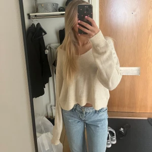 Beige stickad tröja - Säljer denna beiga stickade tröja från Mango☺️ Aldrig använd!