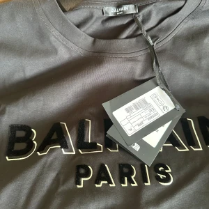 Balmain t-shirt helt ny - Helt ny balmain t shirt säljs då den va för stor på mig och det går inte att lämna tillbaka den längre. Köpt för 3600kr säljs för 2000 men kan gå ned lite i pris vid snabbaffär.