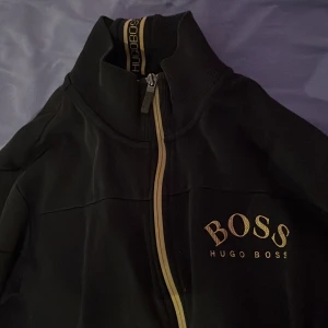 Hugo boss - Kofta i mycket gott skick. Passar både kvinnor och män