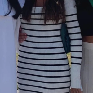 Randig klänning  - Randig klänning från Gina tricot i fint skick💕