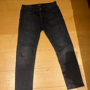 Jack and Jones  - Säljer dessa svarta jack and Jones jeans. Används inte längre. Priset inte fast kan diskuteras kom även med förslag. Smidig affär bättre pris. Skriv vid intresse/pris förslag