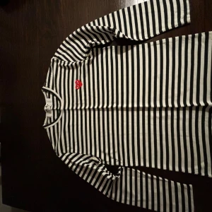 Comme des garcons tröja  - Säljer denna Comme des garcons tröja som är bra skick bara en liten fläk längst nere på armen. Storleken på tröjan är M.  Frågor och funderingar så är det bara att skriva! 