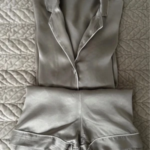Silk pyjamas set - Super fint och lyxigt Silk pyjamas det från intimissmi. Shorts och skjorta. Använt endast två gånger och har inga defekter. Orginalpris 1700kr. Beige/ silver färg. Mysig nu till hösten🕯️🍂