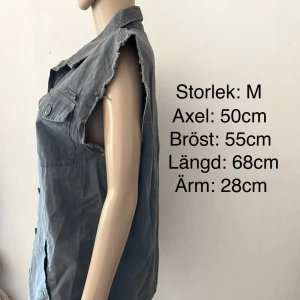 Grå Väst punk rock metall - Den är grå som på bilden i profil, inte dassig som de två andra bilderna luras.