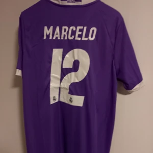 Fotbollströja Marcelo 2016/17 - Tjenare, jag säljer nu den här jättefina fotbollströjan från 2016/17 med Marcelo på ryggen. Jag är öppet till bud!