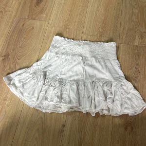 Vit kjol  - Den är i bra skick